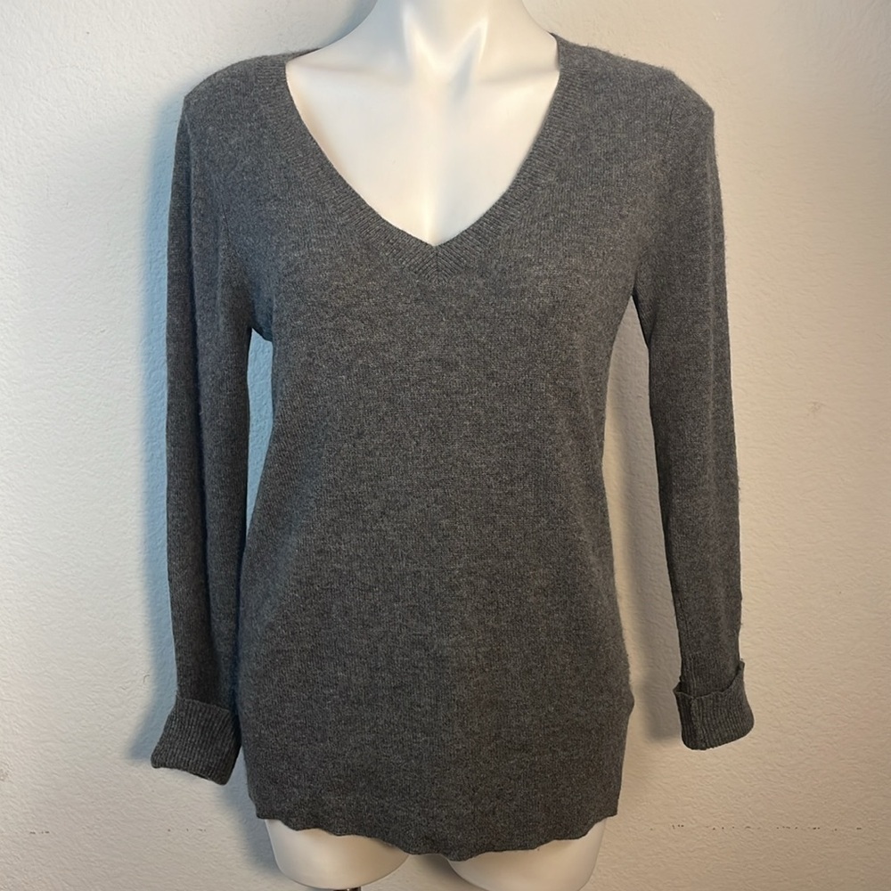 HALOGEN Gray cashmere v-neck Sweater